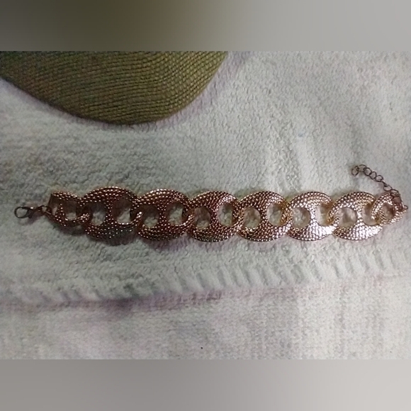 Large link goldtone textured chain bracelet - Picture 1 of 5